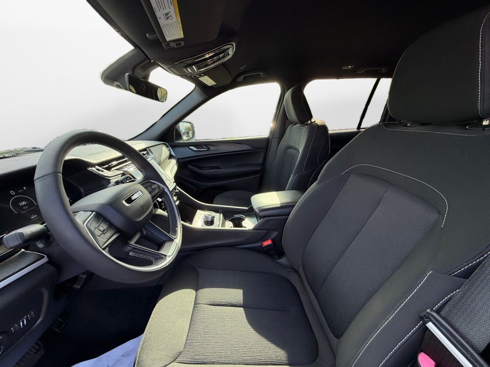 2025 Jeep Grand Cherokee Laredo 4x2