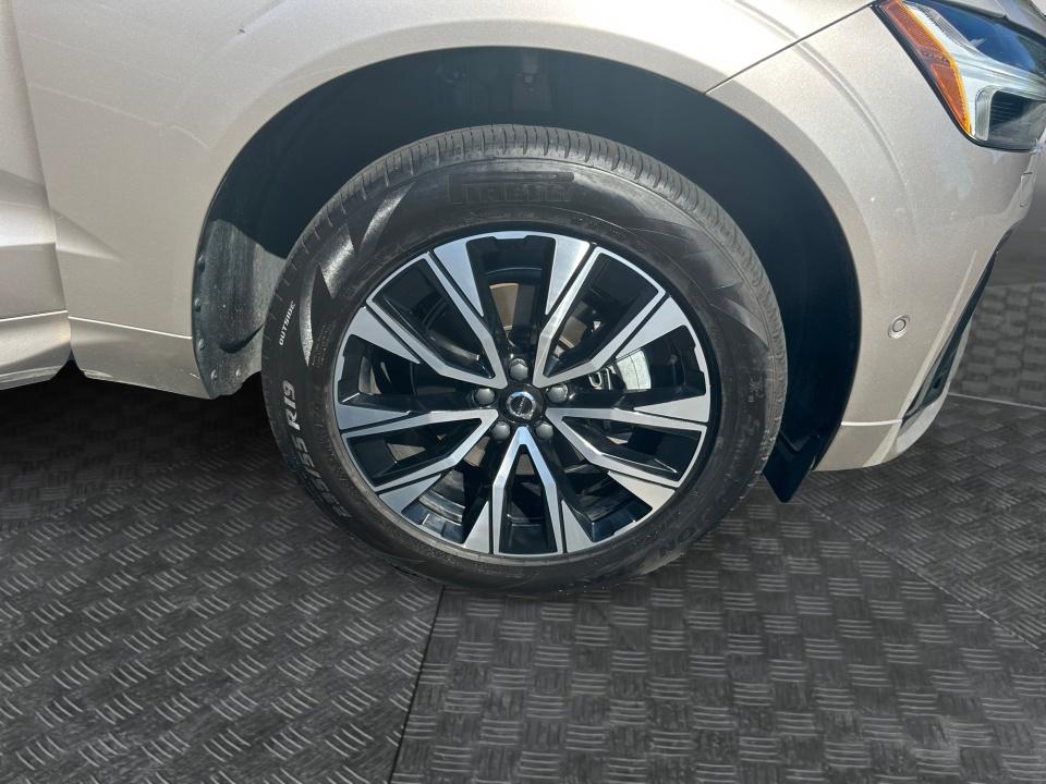 2024 Volvo XC60 Plus Dark Theme