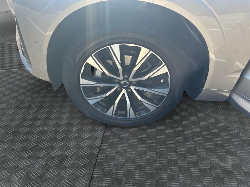 2024 Volvo XC60 Plus Dark Theme