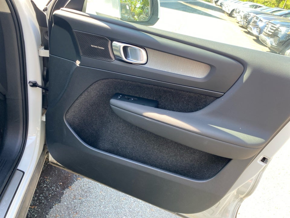 2024 Volvo XC40 B5 Ultimate Bright Theme