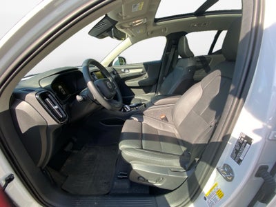 2024 Volvo XC40 B5 Ultimate Bright Theme