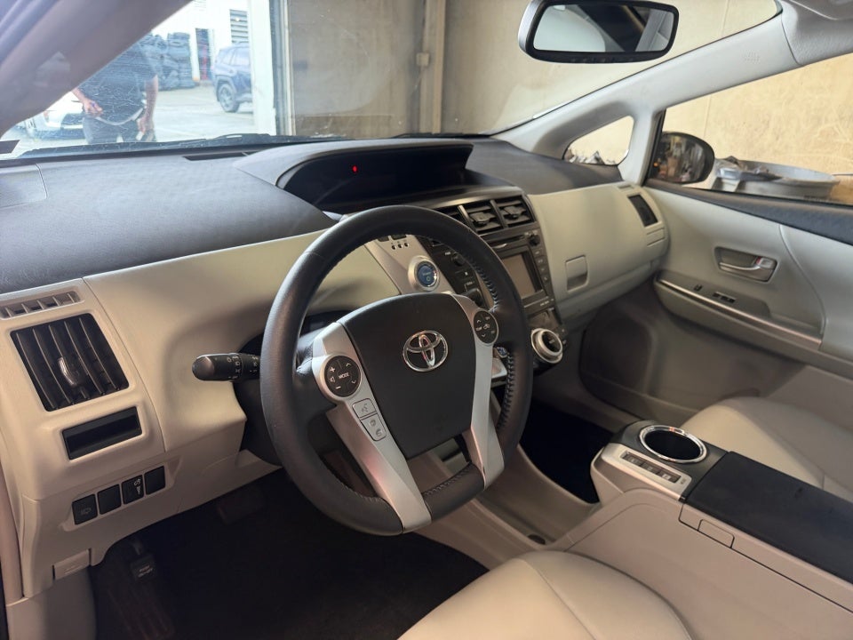 2013 Toyota Prius v Five