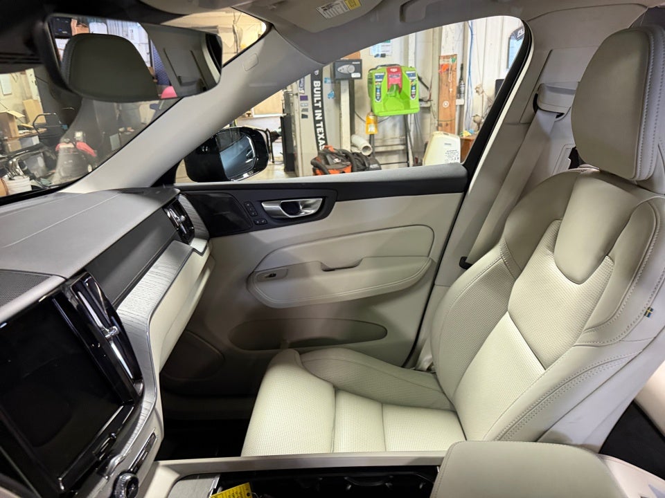 2025 Volvo XC60 Plug-In Hybrid Ultra, T8 AWD Electric/Gasoline, Dark