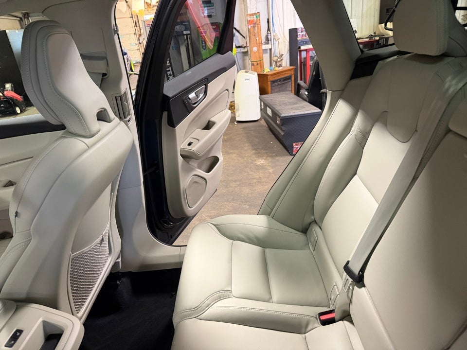 2025 Volvo XC60 Plug-In Hybrid Ultra, T8 AWD Electric/Gasoline, Dark
