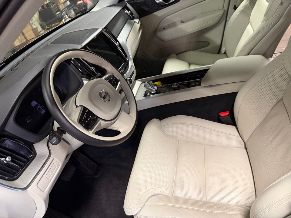 2025 Volvo XC60 Plug-In Hybrid Ultra, T8 AWD Electric/Gasoline, Dark