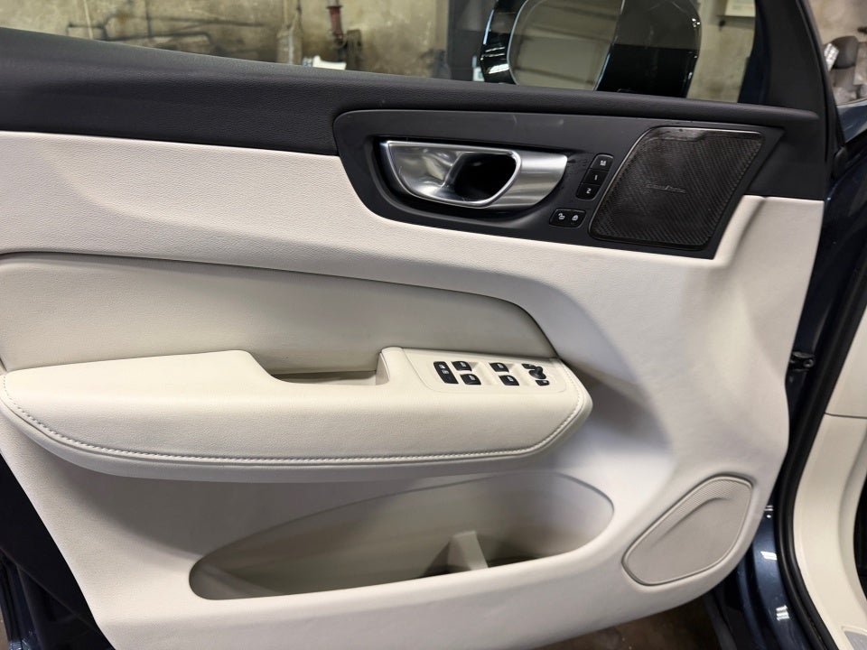 2025 Volvo XC60 Plug-In Hybrid Ultra, T8 AWD Electric/Gasoline, Dark