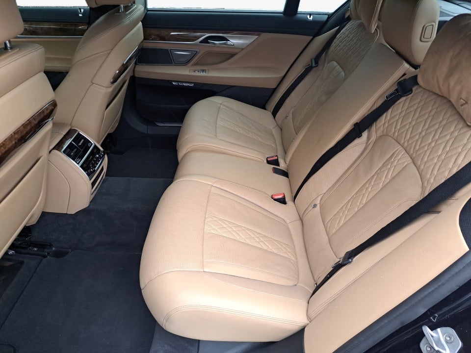 2016 BMW 750i 750i