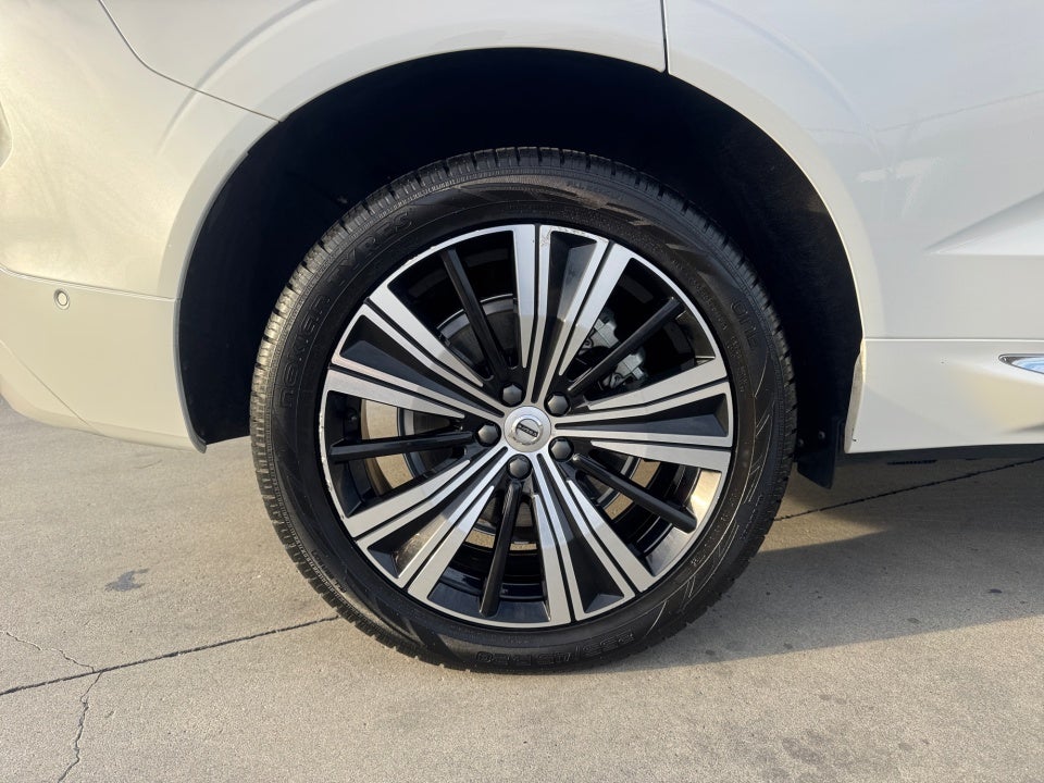 2023 Volvo XC60 Recharge Plug-In Hybrid T8 Plus Bright Theme