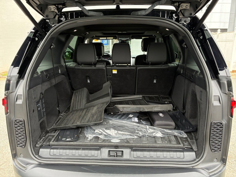 2025 Land Rover Discovery P300 S