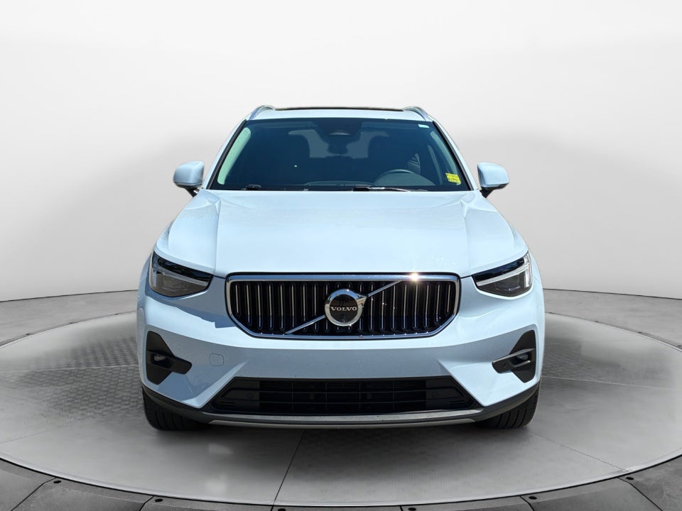 2025 Volvo XC40 B5 Ultra Bright Theme